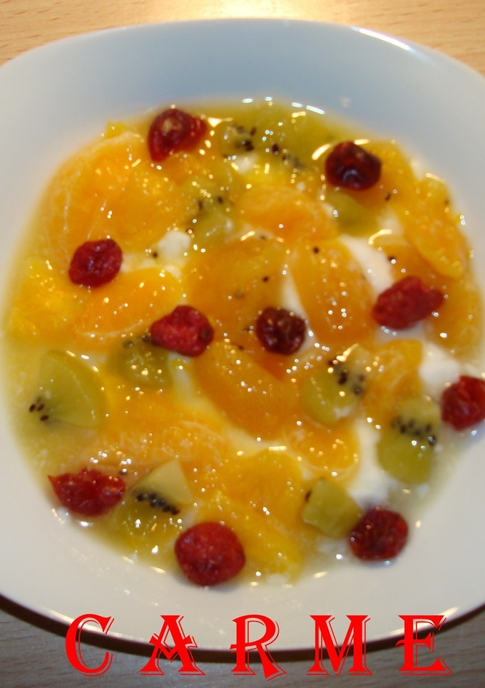 Una foto de Yogur con frutas caramelizadas