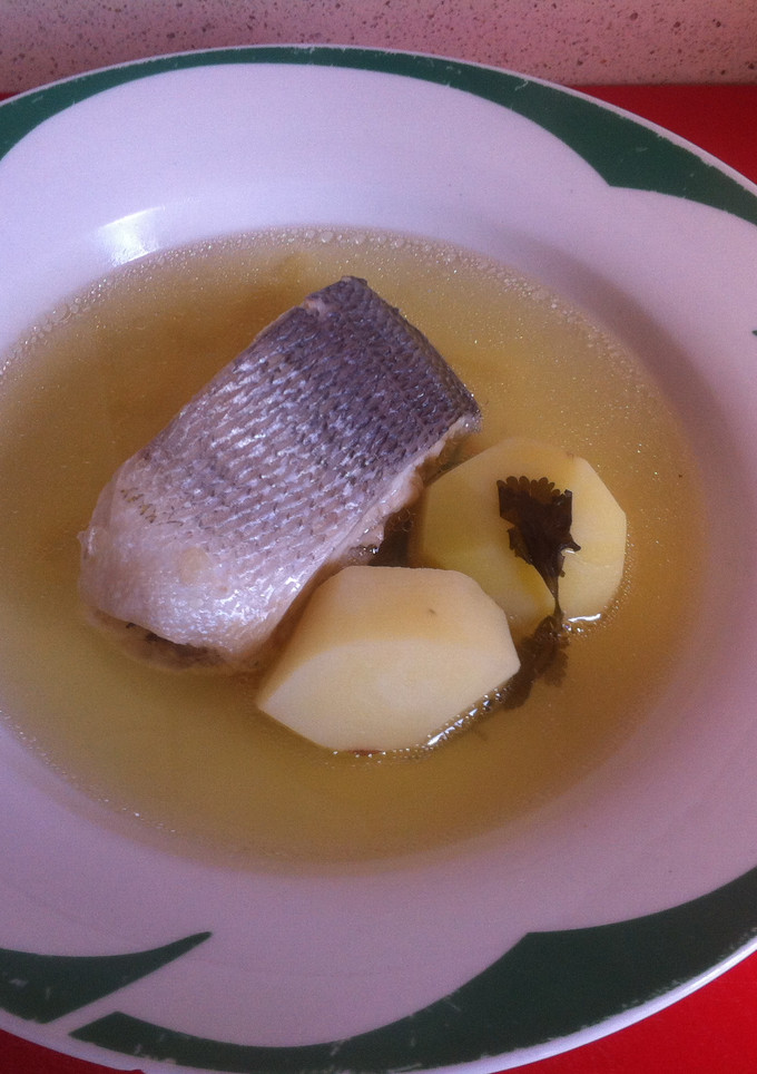 Una foto de Caldo de pescado con dorada