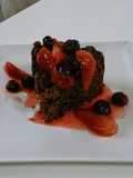 Brownie de chocolate con salsa roja