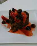 Brownie de chocolate con salsa roja