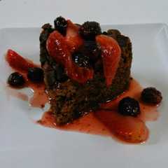 Una foto de Brownie de chocolate con salsa roja