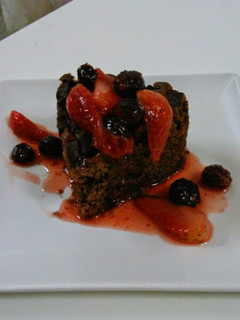 Una foto de Brownie de chocolate con salsa roja