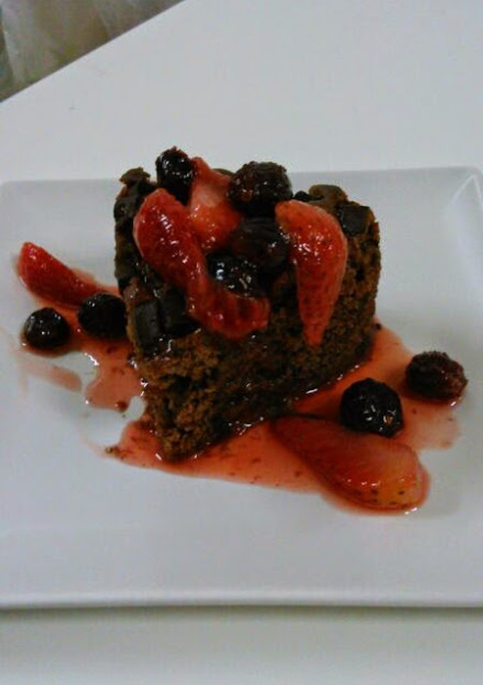 Una foto de Brownie de chocolate con salsa roja