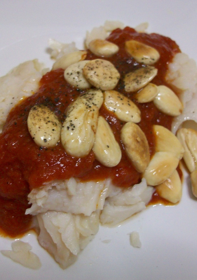 Una foto de Revuelto de pescado con almendras