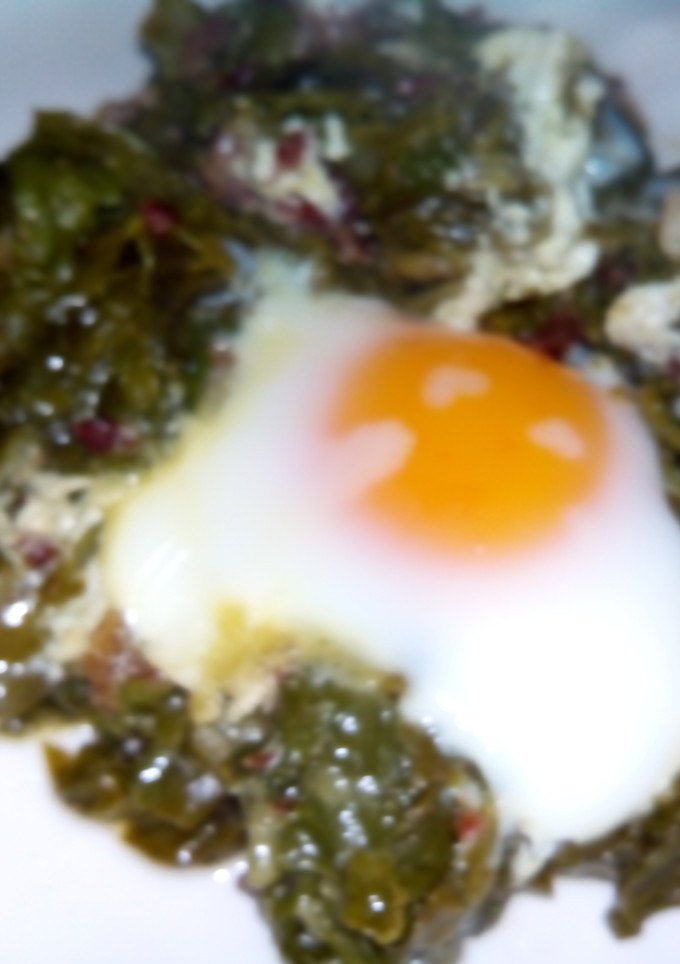 Una foto de Cazuela de acelgas, jamón y huevos