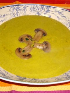 Una foto de Crema de calabaza y champiñones con acelgas