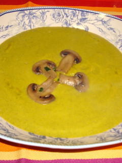 Una foto de Crema de calabaza y champiñones con acelgas