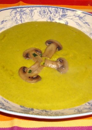 Una foto de Crema de calabaza y champiñones con acelgas