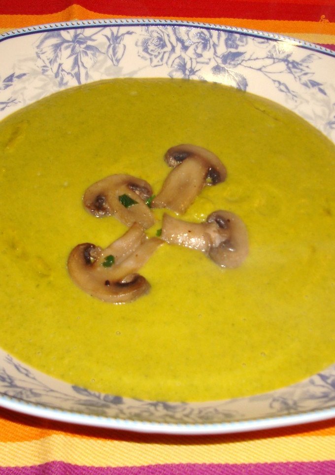 Una foto de Crema de calabaza y champiñones con acelgas