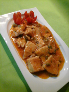 Una foto de Emperador en salsa de tomate