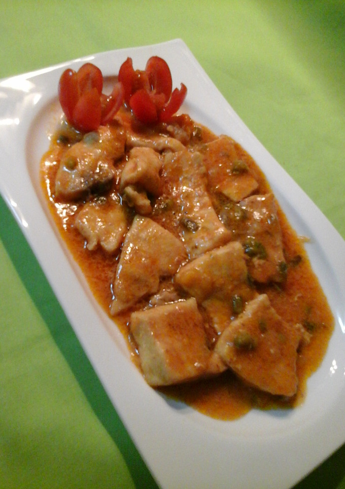 Una foto de Emperador en salsa de tomate