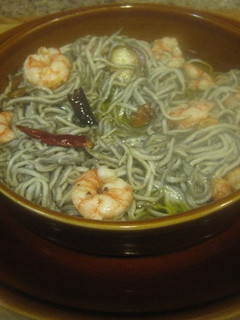 Una foto de Gulas con gambas al ajillo