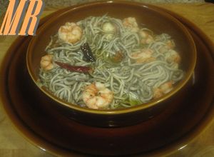Una foto de Gulas con gambas al ajillo