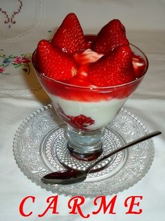 Una foto de Fresas con yogur al caramelo