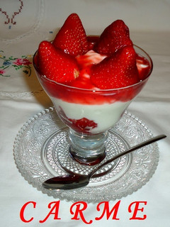 Una foto de Fresas con yogur al caramelo