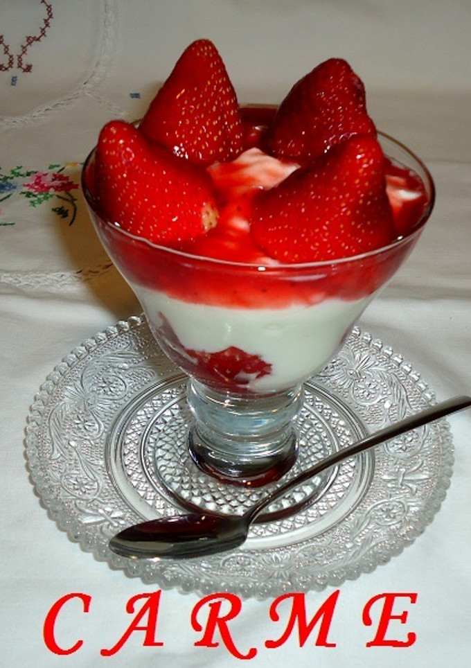 Una foto de Fresas con yogur al caramelo