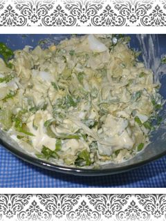 Una foto de Ensalada con apio, papas, huevo duro y cebolla