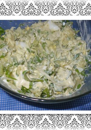 Una foto de Ensalada con apio, papas, huevo duro y cebolla