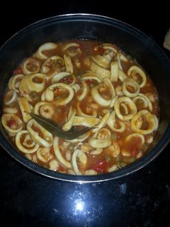 Una foto de Calamares con gamba en salsa