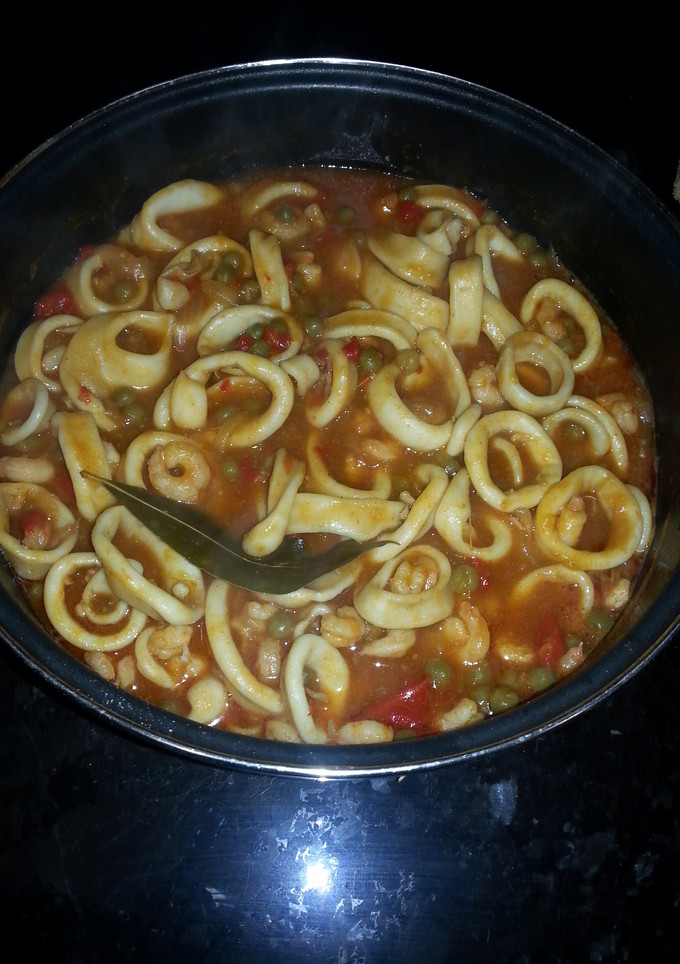 Una foto de Calamares con gamba en salsa