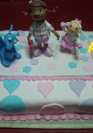 Una foto de Torta doctora juguete cumpleaños de 1 año