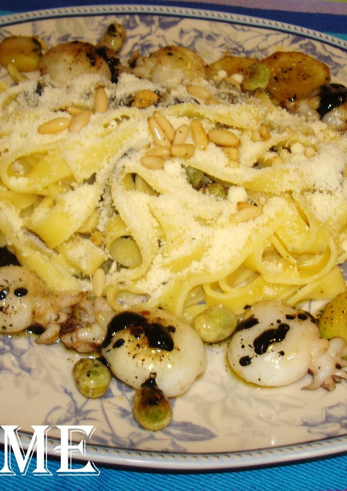 Una foto de Fetuccini con sepietas y calabacín