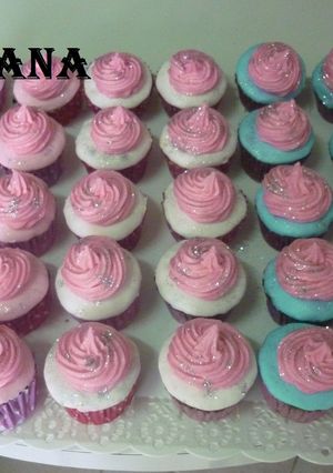 Una foto de Cupcakes de coca-cola y mantecol para cumpleaños
