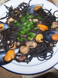 Una foto de Espagueti negro con marisco