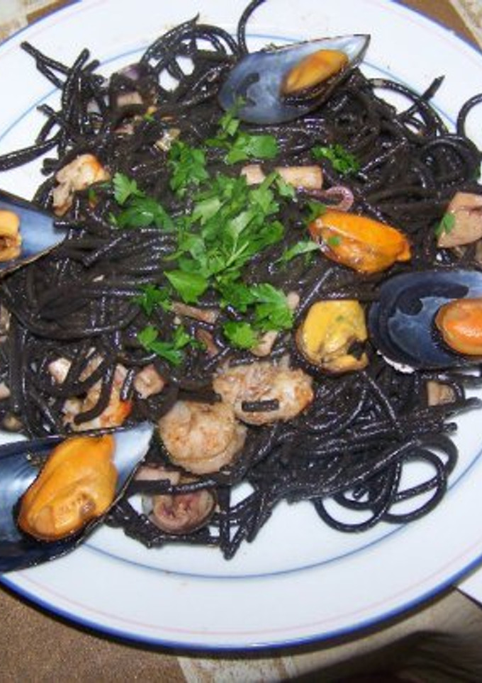 Una foto de Espagueti negro con marisco