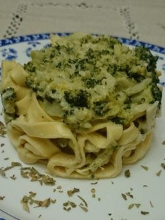 Una foto de Tallarines con brócoli y nata