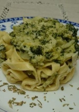 Una foto de Tallarines con brócoli y nata