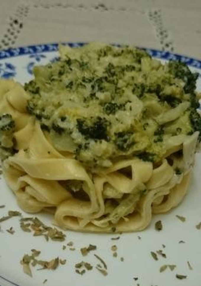 Una foto de Tallarines con brócoli y nata