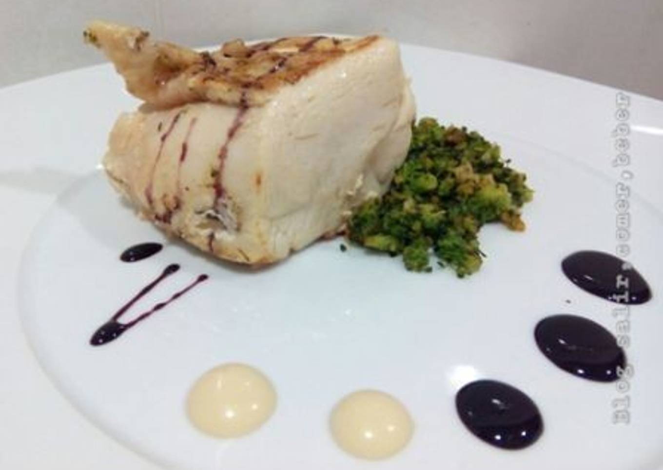 Pechuga de pollo con falso cuscús verde de brócoli
