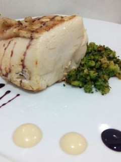 Una foto de Pechuga de pollo con falso cuscús verde de brócoli