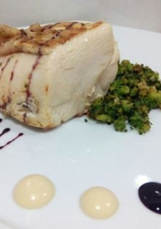 Una foto de Pechuga de pollo con falso cuscús verde de brócoli