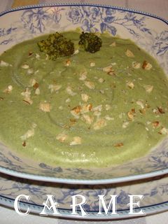 Una foto de Crema de brócoli y acelgas con mouse de queso a las finas hierbas
