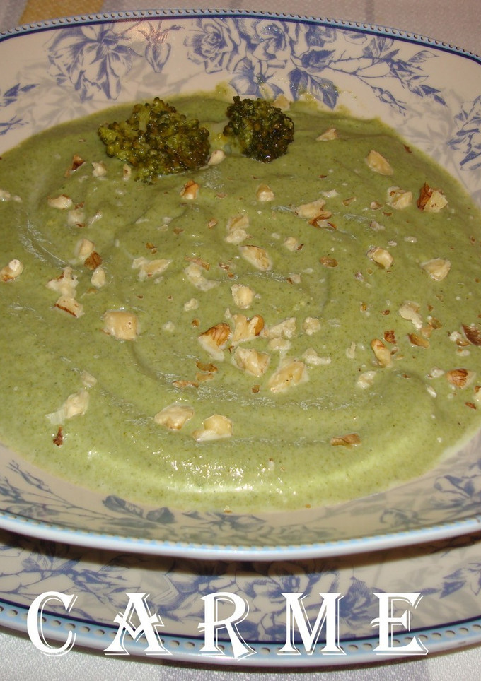 Una foto de Crema de brócoli y acelgas con mouse de queso a las finas hierbas