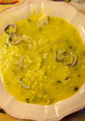 Una foto de Arroz caldoso con almejas y mero