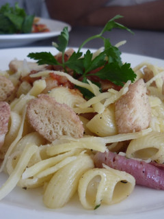 Una foto de Pasta con salami