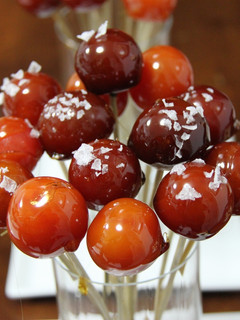 Una foto de Chupa chups de tomates cherry