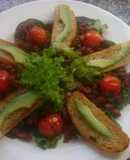 Ensalada de chorizo con aguacate