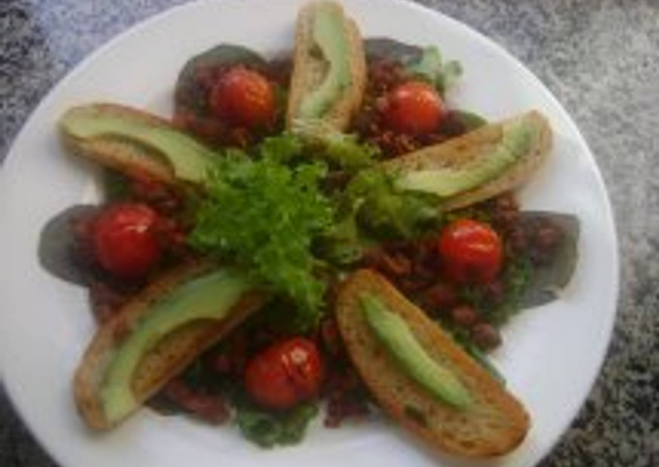 Ensalada de chorizo con aguacate