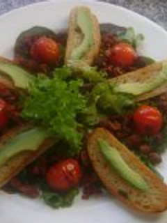 Una foto de Ensalada de chorizo con aguacate