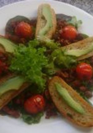 Una foto de Ensalada de chorizo con aguacate