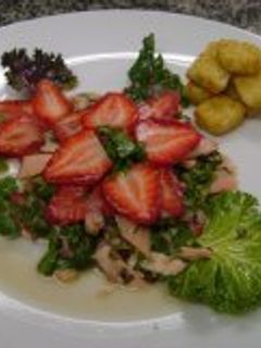 Una foto de Ensalada de salmon con fresas