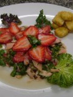 Una foto de Ensalada de salmon con fresas