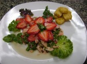 Una foto de Ensalada de salmon con fresas
