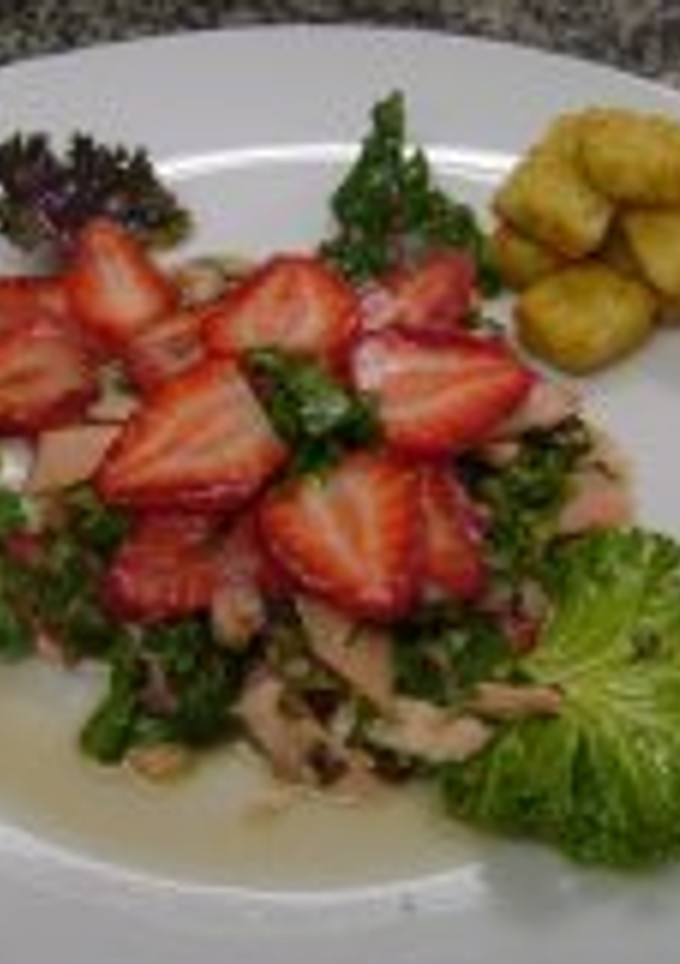 Una foto de Ensalada de salmon con fresas