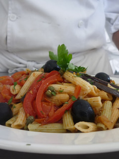 Una foto de Ensalada mediterránea con pasta