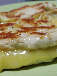 Una foto de Sandwich de pollo con queso fundido